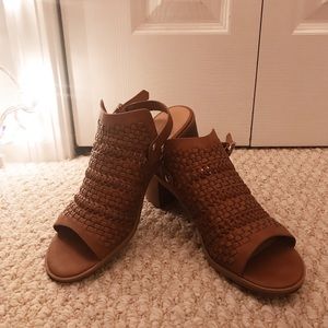 Universal Thread Strap Heels